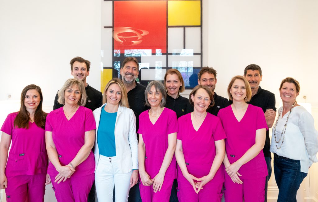 equipe-chirugien-dentiste-assistante-et-coordinatrice-dentaire-richard-Garrel-implant-parodontologie-avignon-Vaucluse-84000