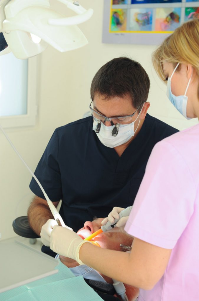 richard garrel Salle de soins du cabinet dentaire Richard Garrel a Avignon dans le Vaucluse. Implant dentaire et pose d'implants dentaires