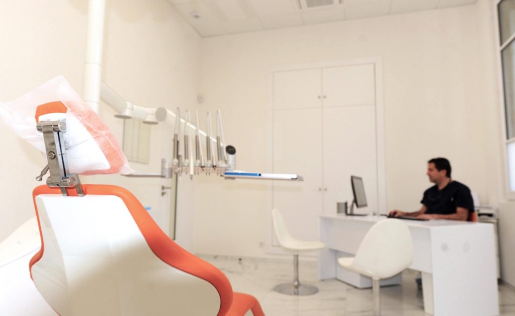 Salle d'attente du cabinet dentaire Richard Garrel a Avignon dans le Vaucluse. Implant dentaire et pose d'implants dentaires