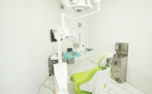 Salle-d-implant-du-cabinet-dentaire-Richard-Garrel-a-Avignon-dans-le-Vaucluse.-Implant-dentaire-et-pose-d-implants-dentaires